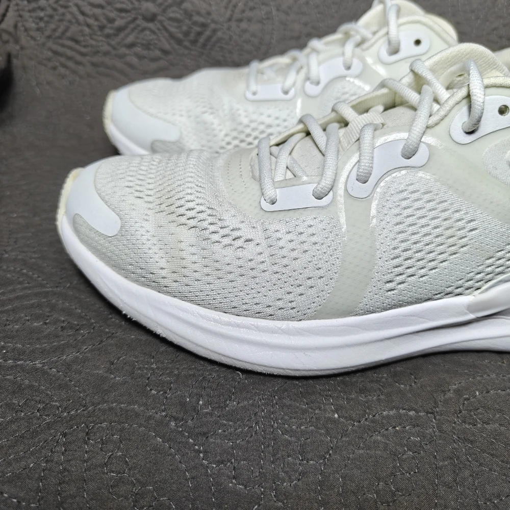 Lululemon Blissfeel Women's Athletic Running Sneaker Triple White Shoes Size 7.5 - Picture 3 of 10